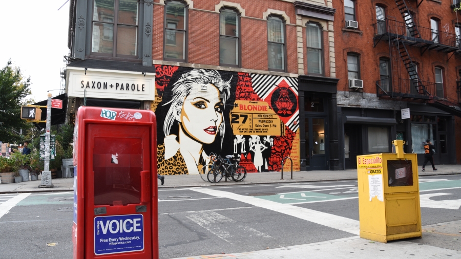 Village Voice en Blondie on a mural