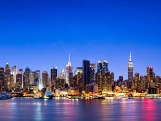 De skyline van Manhattan vanuit New Jersey, met op de voorgrond de Hudson-rivier