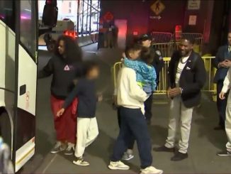 Migranten arriveren in New York. Foto: NBC