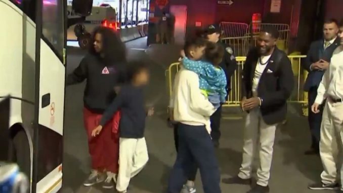 Migranten arriveren in New York. Foto: NBC